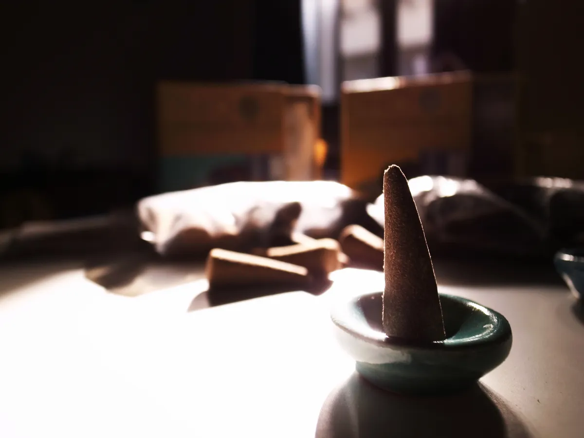 PHOOL 印度香品_塔香置於綠色香盤中的情境照
