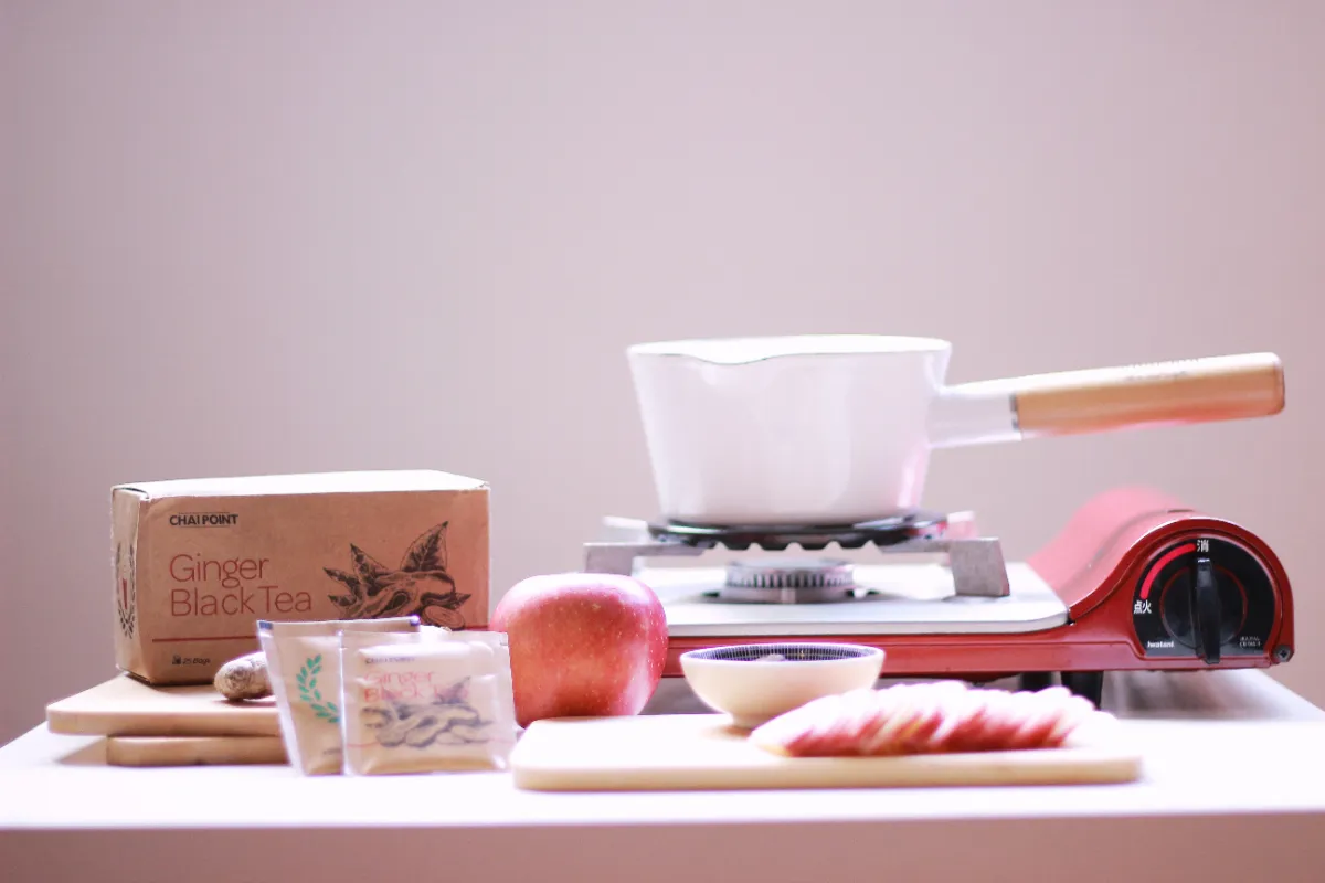 蘋果花薑紅茶,食材包括薑紅茶包、蘋果片、紅糖