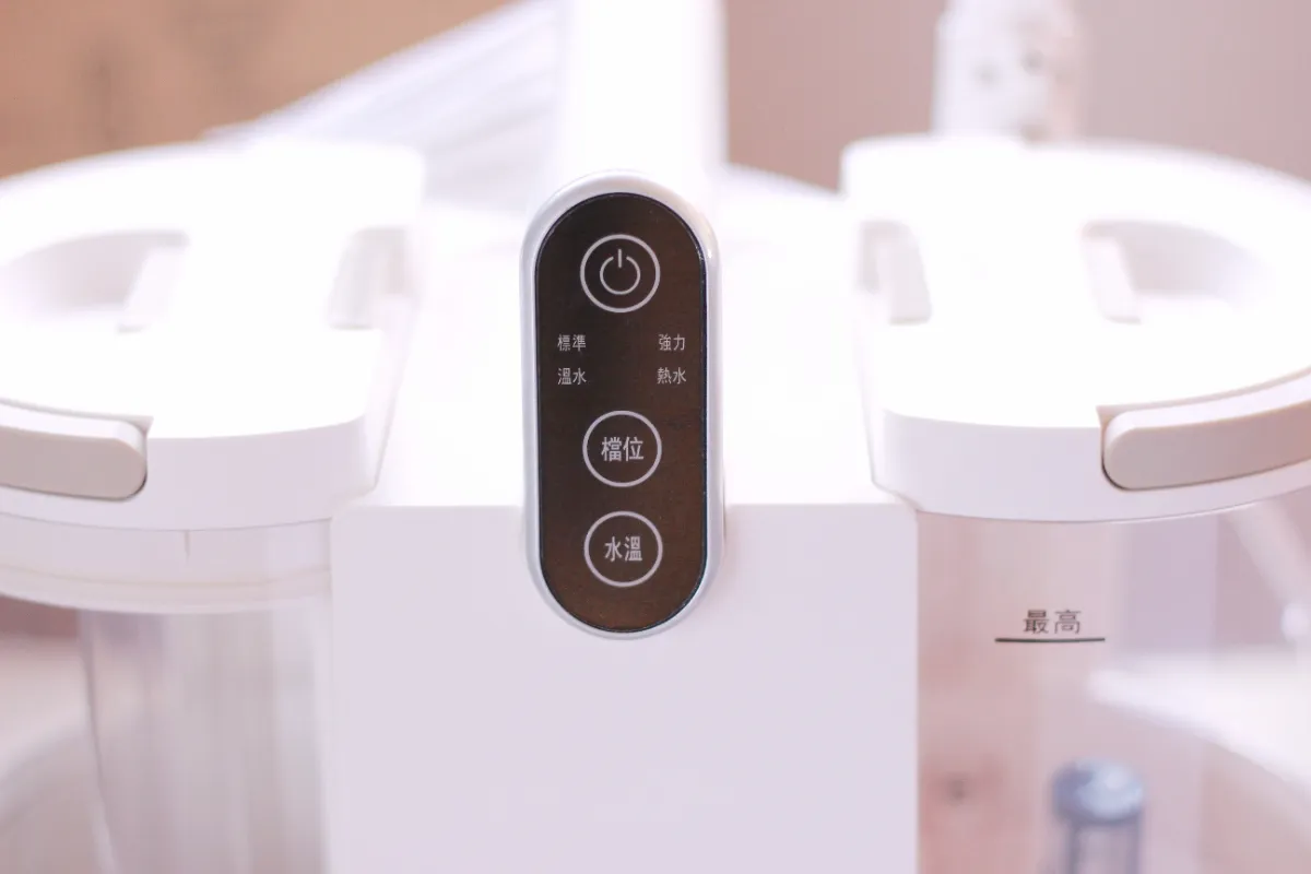 Haier 海爾防黴織物清潔機 R6 機器正面與觸控面板