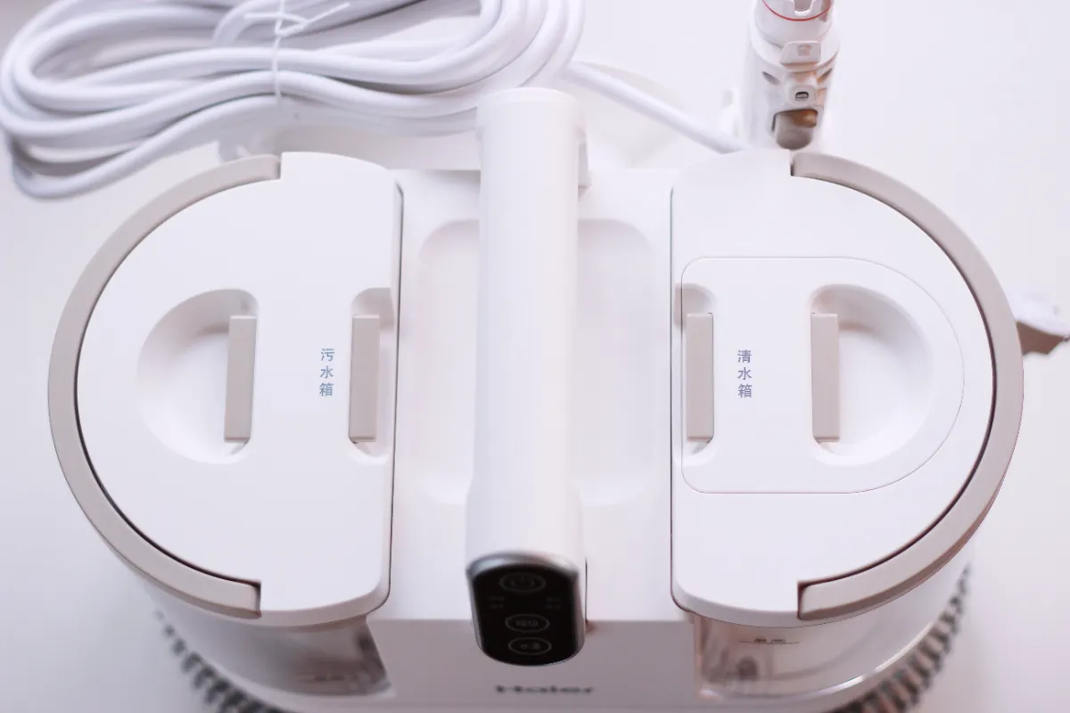 Haier 海爾防黴織物清潔機 R6 機器頂部，含左右兩側水箱、正中央提把