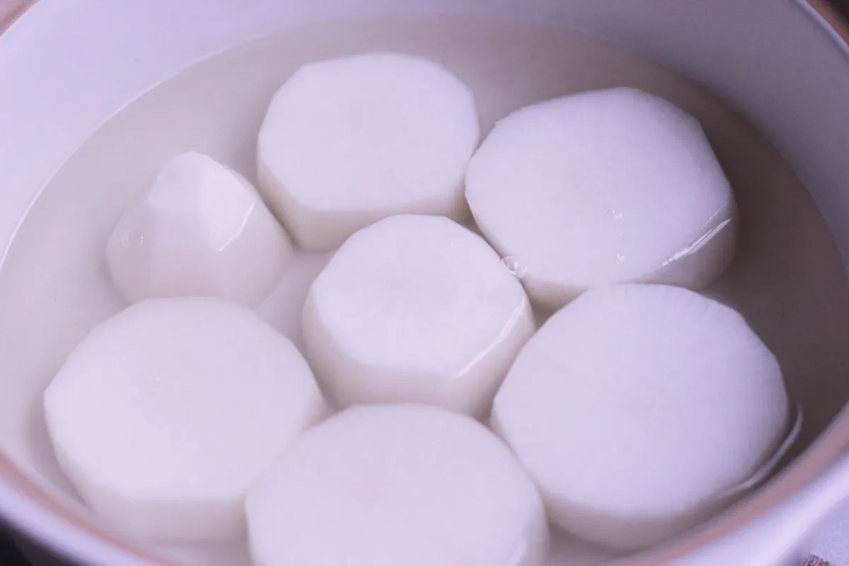 史雲生極鮮清雞湯料理_日式關東煮_白蘿蔔置入昆布湯中