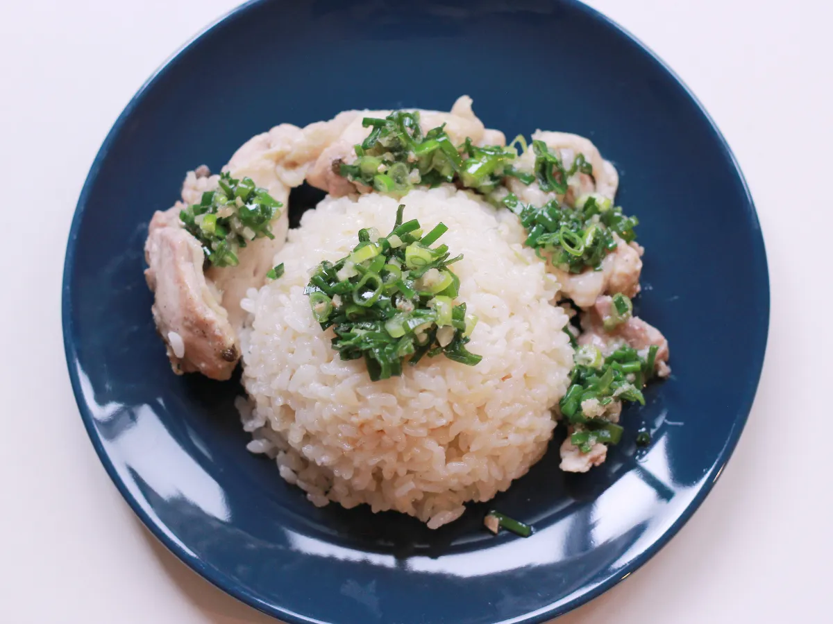史雲生極鮮清雞湯料理_蔥油雞肉飯_淋上蔥油醬即可食用