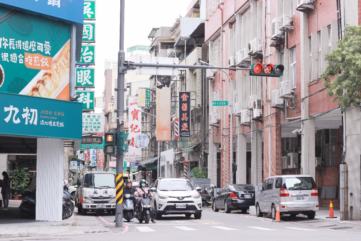探店筆記|新竹東門市場人氣餐廳:硬漢主廚必吃料理推薦!